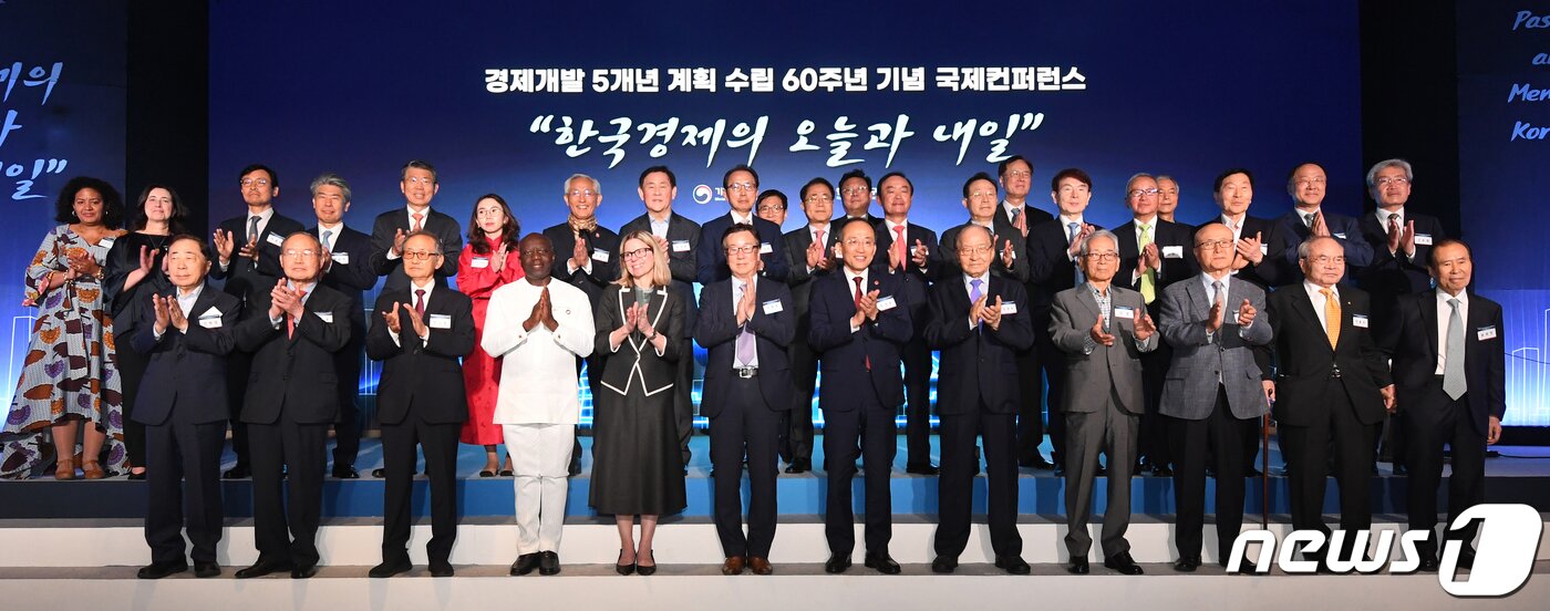 본문 이미지 - 추경호 경제부총리 겸 기획재정부 장관(앞줄 오른쪽 여섯 번째)이 25일 서울 여의도 페이몬트호텔에서 열린 '경제개발 5개년 계획 수립 60주년 기념 국제컨퍼런스'에서 역대 부총리, 장관 및 참석자들과 기념사진을 찍고 있다. (기획재정부 제공) 2023.5.25/뉴스1