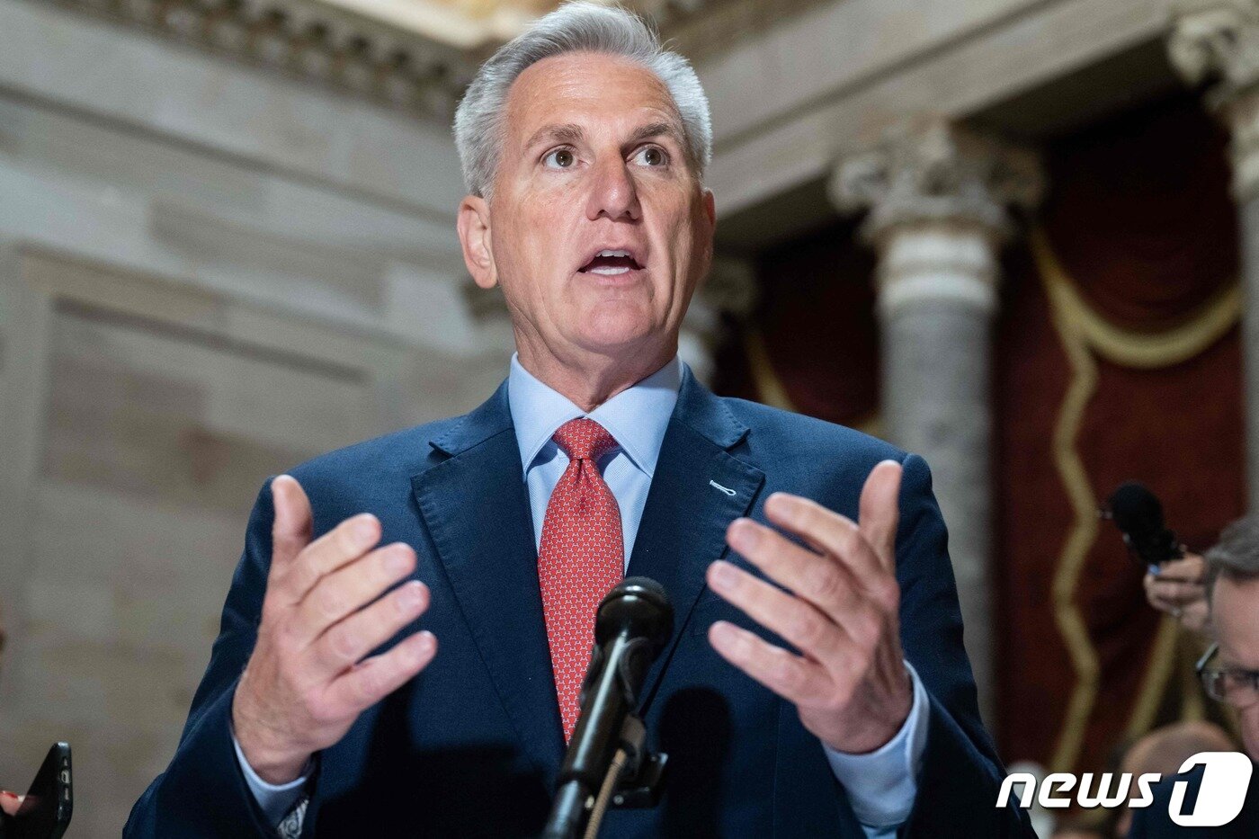 본문 이미지 - 케빈 매카시 미국 하원의장이 24일(현지시간) 워싱턴 의사당에서 취재진을 만나 부채 상한 협상의 난항으로 디폴트 위기에도 불구하고 “정부의 지출 삭감이 없는 한 협상 진전이 없을 것”이라고 밝히고 있다. 2023.5.25 ⓒ AFP=뉴스1 ⓒ News1 우동명 기자