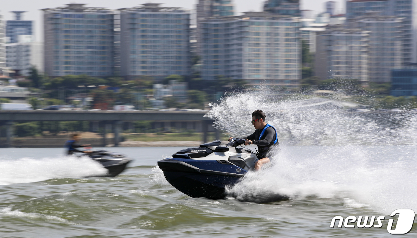 (서울=뉴스1) 김도우 기자 = 25일 서울 여의도 한강공원에 위치한 씨두 시승체험장에서 BRP사의 씨두(SEA-DOO) 제트스키 시연자들이 물살을 가르며 질주하고 있다.씨두(SE …