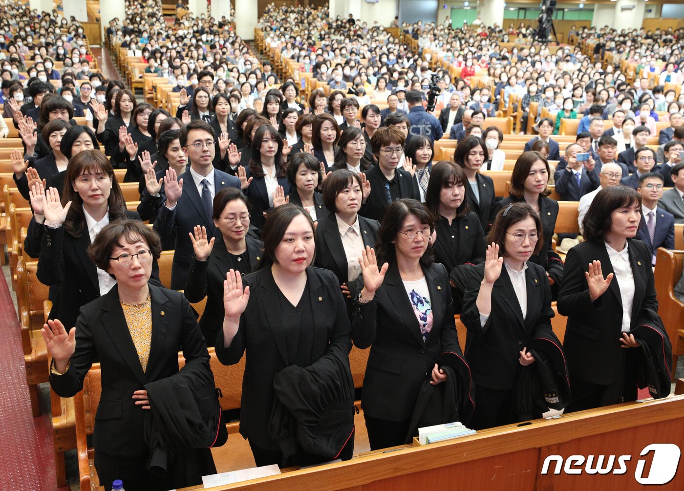 본문 이미지 - 25일 오전 서울 여의도 순복음교회에서 열린 목사 안수식 및 임직예배에서 여성 목사들이 임직 서약을 하고 있다. 여의도순복음교회에서 올해 한국교회 역사상 최다 여성 목사가 탄생했다. 올해 안수를 받는 49명 목사 중 여성은 47명으로 남성은 단 2명이다. 2023.5.25/뉴스1 ⓒ News1 신웅수 기자
