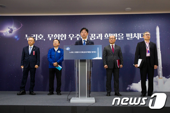 '누리호 3차 발사' 시각 브리핑하는 오태석 차관