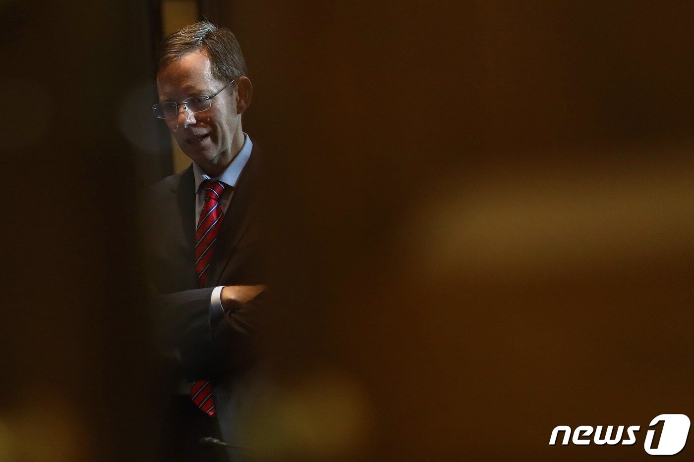 본문 이미지 - 릭 워터스 미국 국무부 대중조정관이 상원 청문회에 출석하기 위해 대기하고 있다. ⓒ AFP=뉴스1 ⓒ News1 박형기 기자