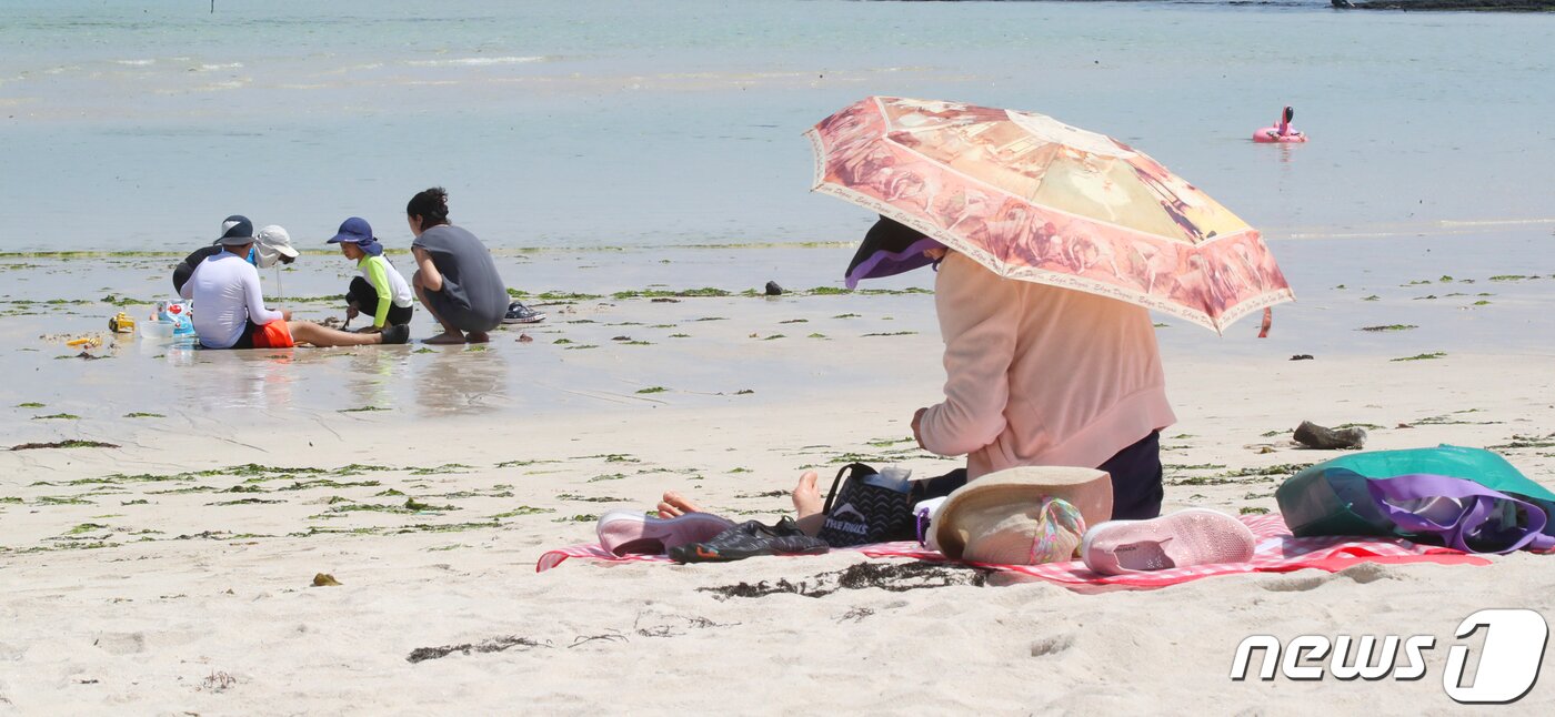 본문 이미지 - 제주시 한림읍 협재해수욕장에서 관광객과 도민들이 훌쩍 다가온 여름 정취를 즐기고 있다. 2023.5.25/뉴스1 ⓒ News1 오현지 기자