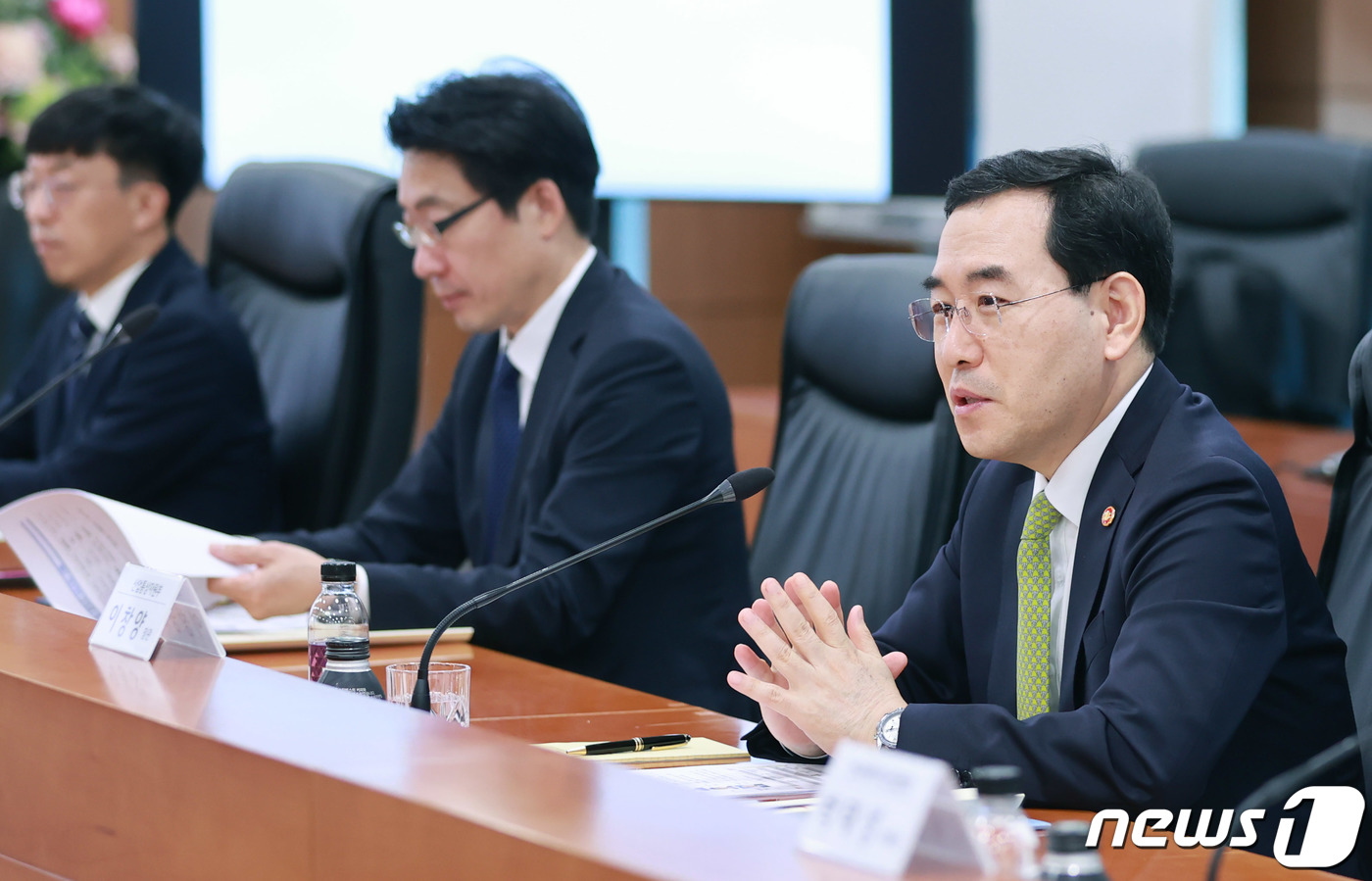(서울=뉴스1) = 이창양 산업통상자원부 장관이 25일 오전 충북 청주시 오창읍 LG에너지솔루션 오창공장을 방문, 관계자들과 대화를 나누고 있다. (산업통상자원부 제공) 2023. …