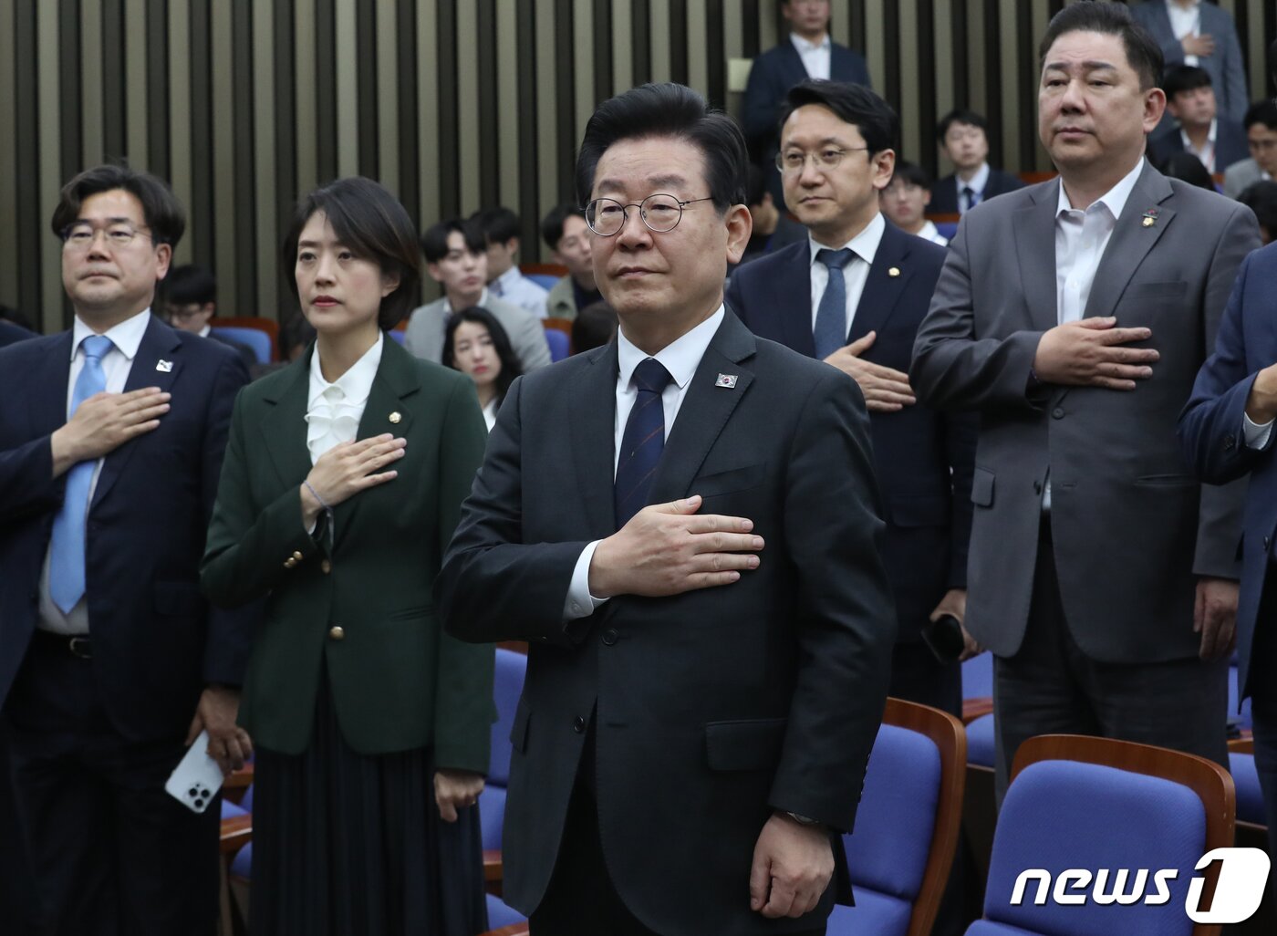 본문 이미지 - 이재명 더불어민주당 대표가 25일 오후 서울 여의도 국회에서 열린 의원총회에서 국기에 경례를 하고 있다. 2023.5.25/뉴스1 ⓒ News1 송원영 기자