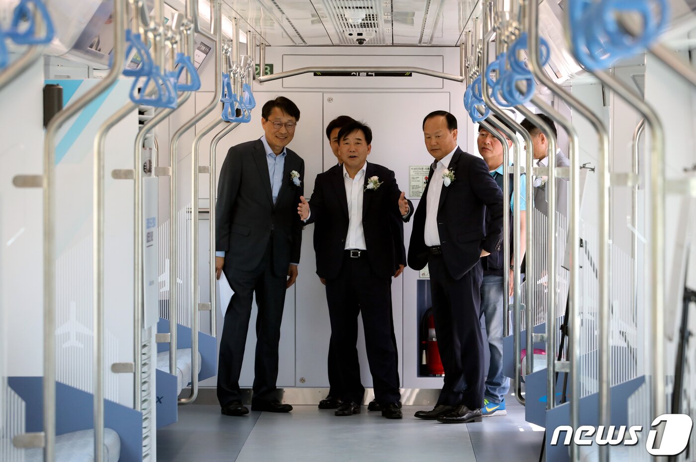 본문 이미지 - 25일 인천시 서구 검암역 광장에서 공항철도 신규 전동차 실물모형 공개 행사가 열리고 있다. 2025년 운행을 시작하는 이 전동차는 시속 150km까지 운행할 수 있으며, 2031년 공항철도 고속화 사업을 고려해 설계됐다. 이후삼 공항철도 사장(가운데)이 철도 관계자들과 전동차 내부를 살피고 있다. 2023.5.25/뉴스1 ⓒ News1 정진욱 기자