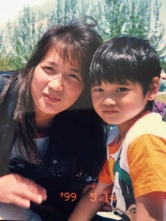 LA 에인절스가 최근 '어머니의 날'을 맞아 공개한 어린 시절 오타니와 어머니 카요코의 사진. (트위터 갈무리)