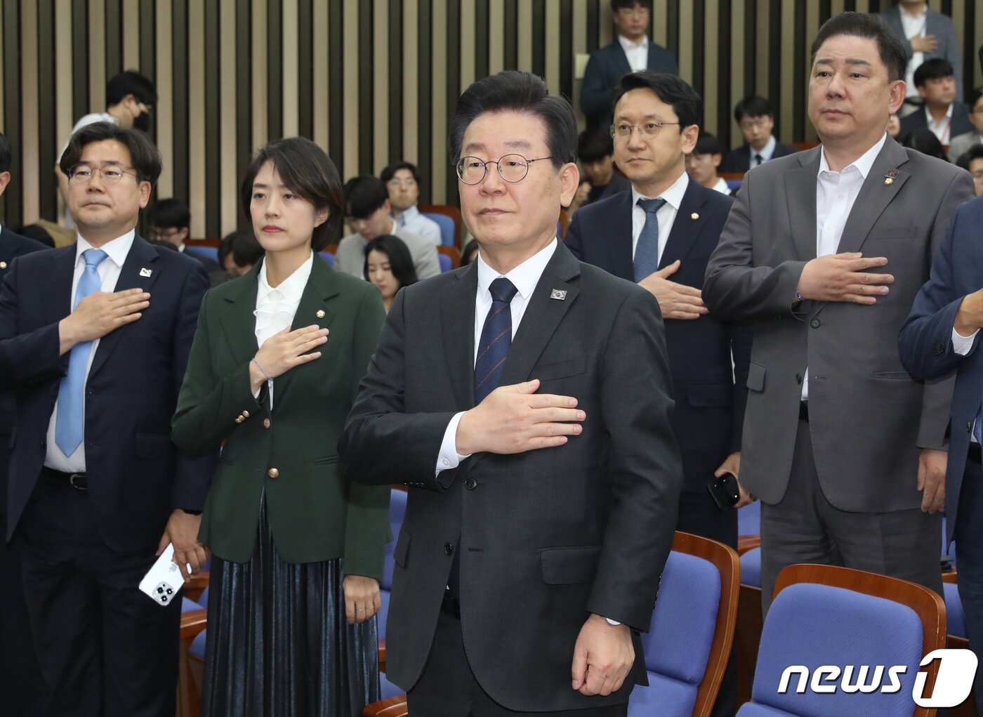 본문 이미지 - 이재명 더불어민주당 대표가 25일 서울 여의도 국회에서 열린 의원총회에서 국기에 경례를 하고 있다. 2023.5.25/뉴스1 ⓒ News1 송원영 기자