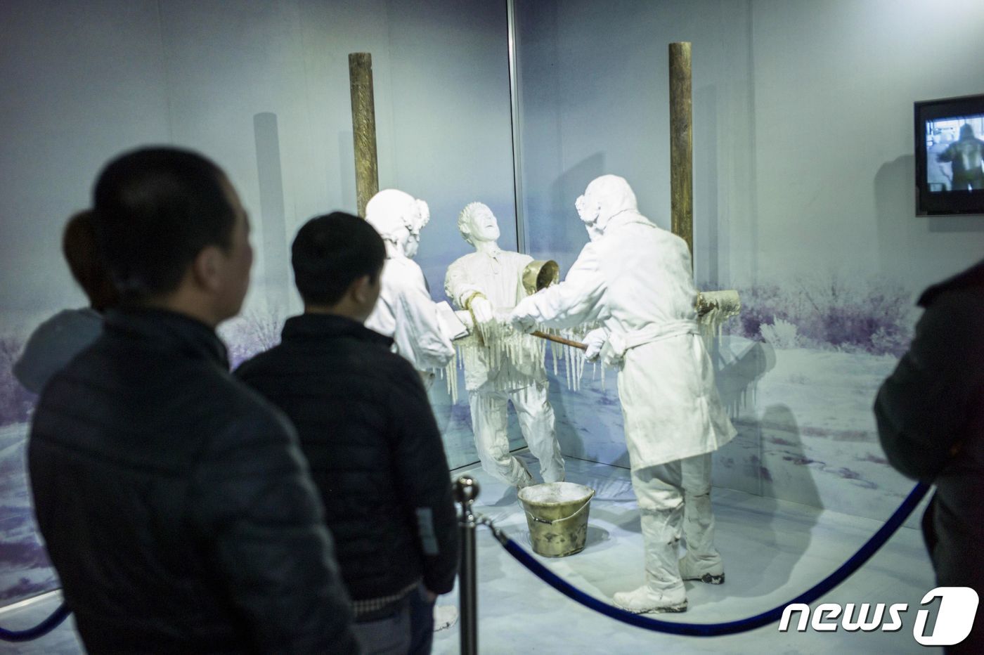 중국 북동부 헤이룽장성 하얼빈에 있는 731부대 박물관에서 인체 실험 장면 방문객들이 재현된 일본군의 인체 실험 장면을 보고 있다. &#40;사진은 기사 내용과 무관함&#41; / 뉴스1 ⓒ News1 2015.01.07/뉴스1 ⓒ AFP=뉴스1 ⓒ News1 김민수 기자