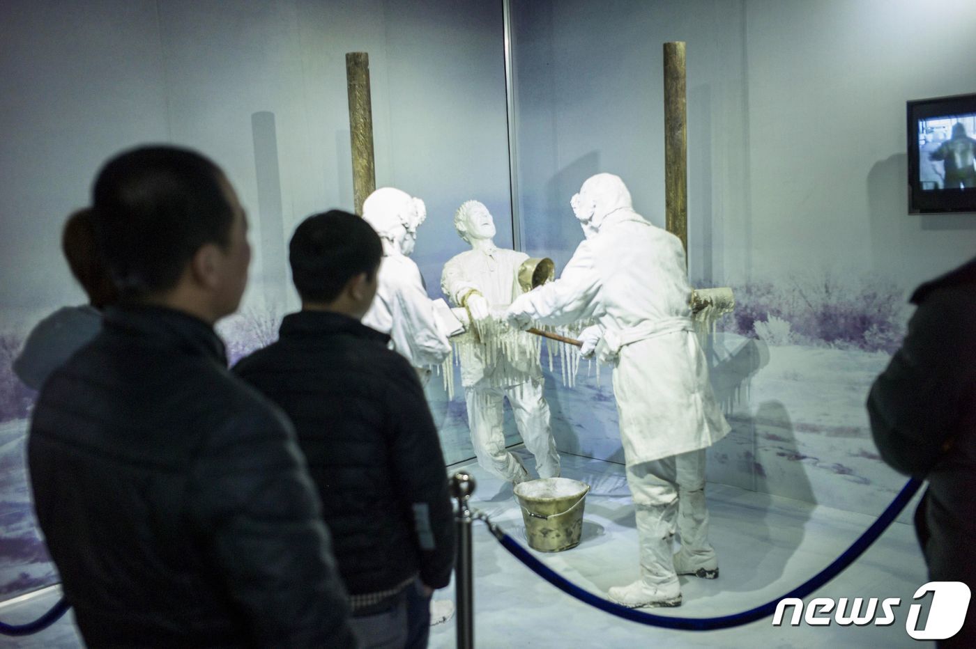 본문 이미지 - 중국 북동부 헤이룽장성 하얼빈에 있는 731부대 박물관에서 인체 실험 장면 방문객들이 재현된 일본군의 인체 실험 장면을 보고 있다. &#40;사진은 기사 내용과 무관함&#41; / 뉴스1 ⓒ News1 2015.01.07/뉴스1 ⓒ AFP=뉴스1 ⓒ News1 김민수 기자