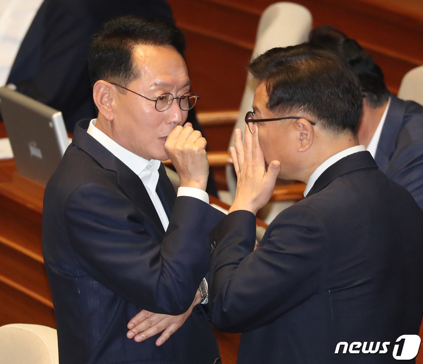 본문 이미지 - 국민의힘 김도읍, 이양수 의원이 25일 서울 여의도 국회에서 열린 제406회국회(임시회) 제1차 본회의에서 대화를 하고 있다. 2023. 5.25/뉴스1 ⓒ News1 송원영 기자
