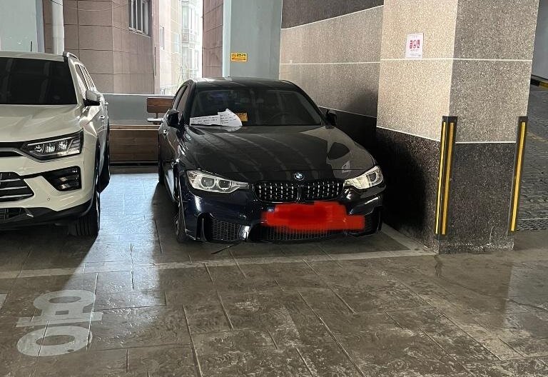 본문 이미지 - 차에 쌓인 먼지를 닦은 뒤 이동 주차를 한 차주가 욕설 메모를 꽂아둔 채 또다시 차량을 방치해두고 있다. ('보배드림' 갈무리)