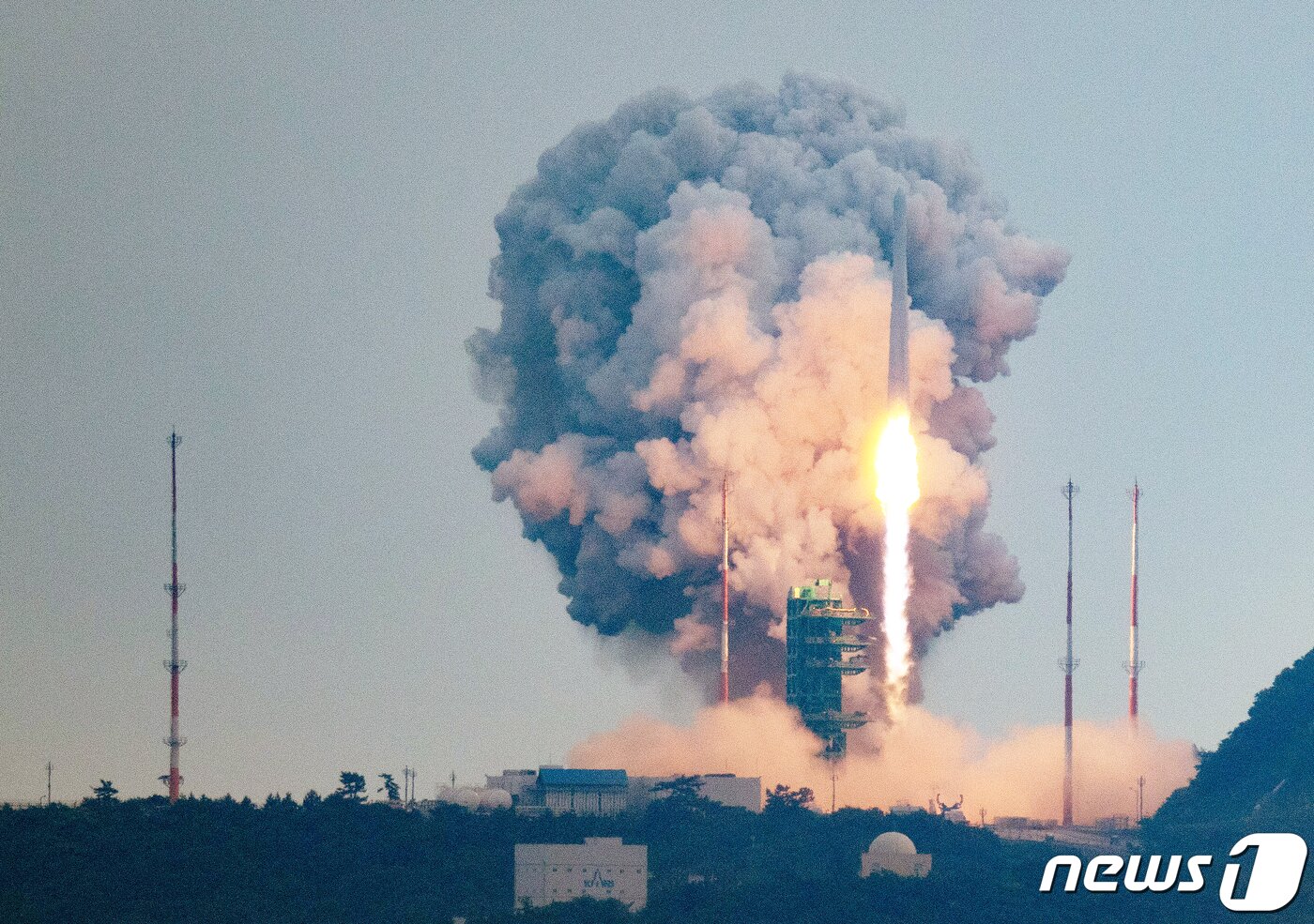 본문 이미지 - 한국형 우주발사체 누리호(KSLV-Ⅱ)가 25일 오후 전남 고흥군 나로우주센터에서 발사되고 있다. 2023.5.25/뉴스1 ⓒ News1 이재명 기자
