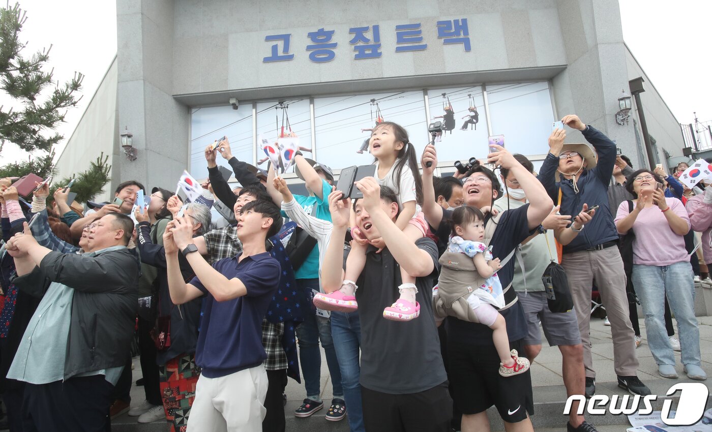 본문 이미지 - 한국형 우주발사체 누리호(KSLV-Ⅱ)가 25일 오후 6시 24분 전남 고흥군 나로우주센터에서 발사되자 고흥우주발사전망대에 모여든 관람객들이 환호하고 있다. 2023.5.25 /뉴스1 ⓒ News1 김태성 기자