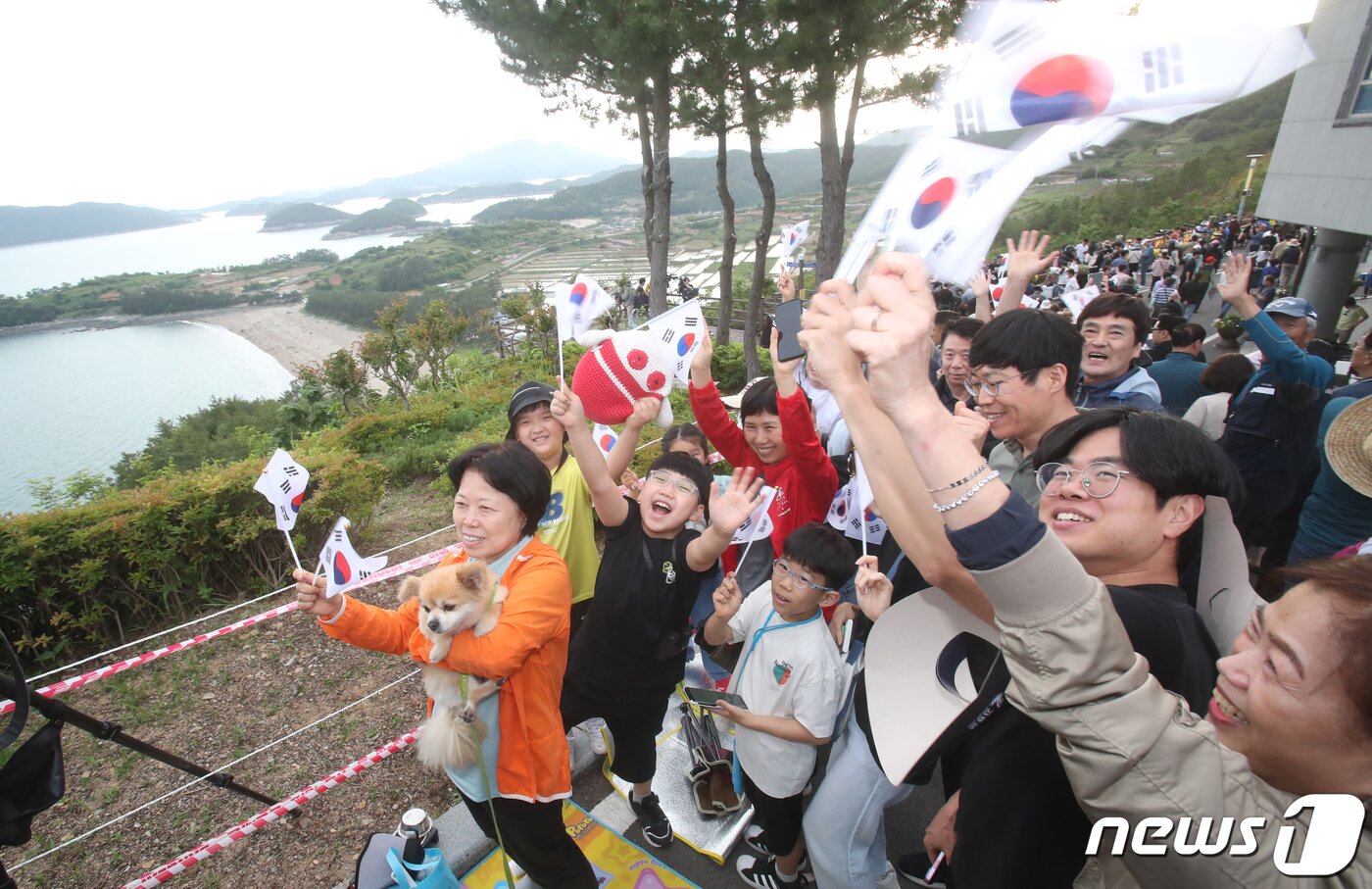 본문 이미지 - 한국형 우주발사체 누리호(KSLV-Ⅱ)가 25일 오후 6시 24분 전남 고흥군 나로우주센터에서 발사되자 고흥우주발사전망대에 모여든 관람객들이 환호하고 있다. 2023.5.25 /뉴스1 ⓒ News1 김태성 기자