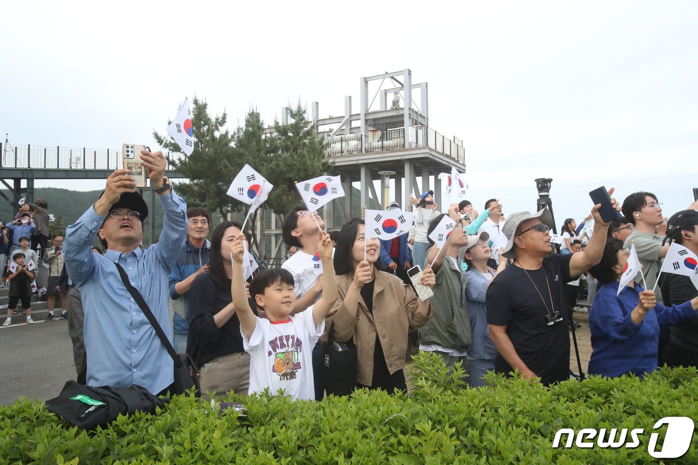 본문 이미지 - 한국형 우주발사체 누리호(KSLV-Ⅱ)가 25일 오후 6시 24분 전남 고흥군 나로우주센터에서 발사되자 고흥우주발사전망대에 모여든 관람객들이 환호하고 있다. 2023.5.25 /뉴스1 ⓒ News1 김태성 기자
