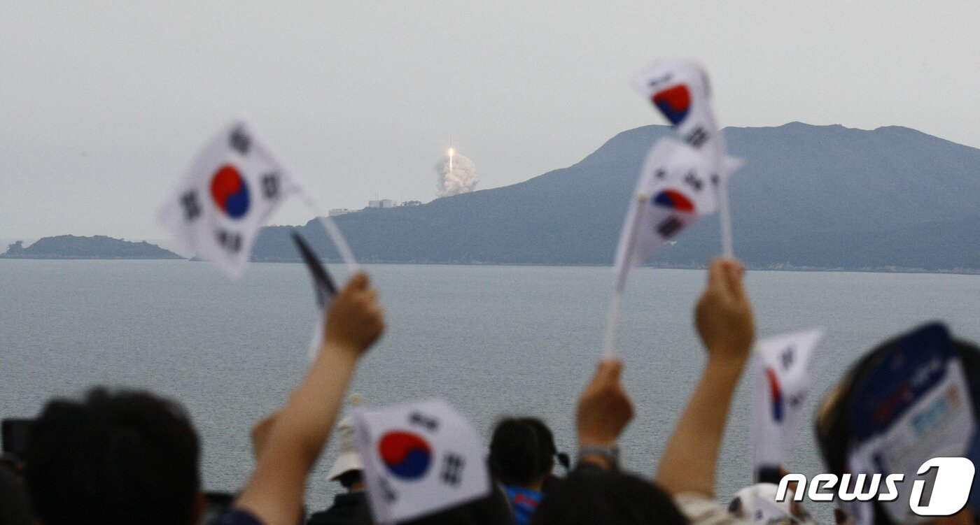 본문 이미지 - 한국형 우주발사체 누리호(KSLV-Ⅱ)가 25일 오후 6시 24분 전남 고흥군 나로우주센터에서 발사되자 고흥우주발사전망대에 모여든 관람객들이 태극기를 들고 환호하고 있다. 2023.5.25 /뉴스1 ⓒ News1 김태성 기자