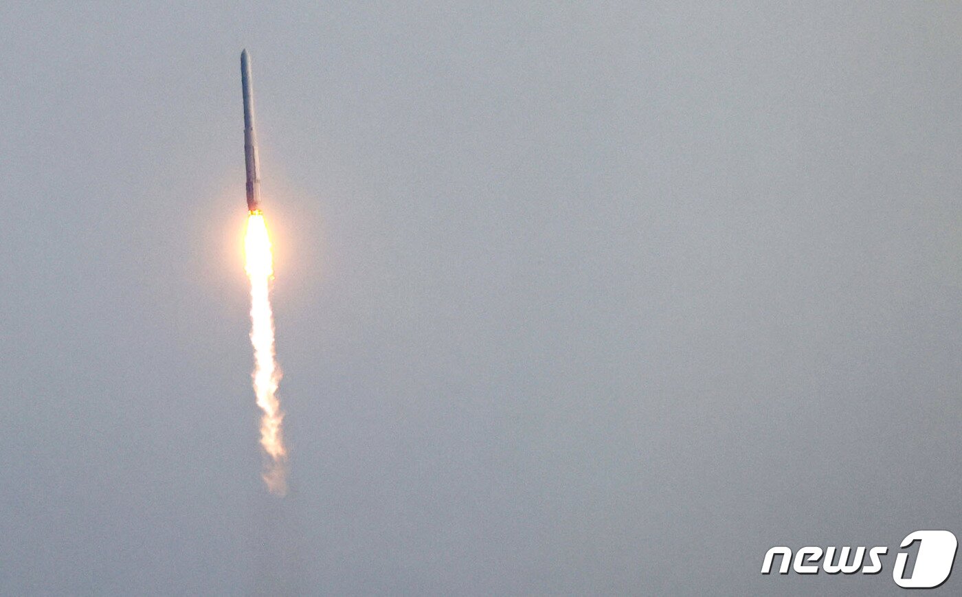 본문 이미지 - 한국형 우주발사체 누리호(KSLV-Ⅱ)가 25일 오후 전남 고흥군 나로우주센터에서 발사되고 있다. 2023.5.25/뉴스1 ⓒ News1 이재명 기자