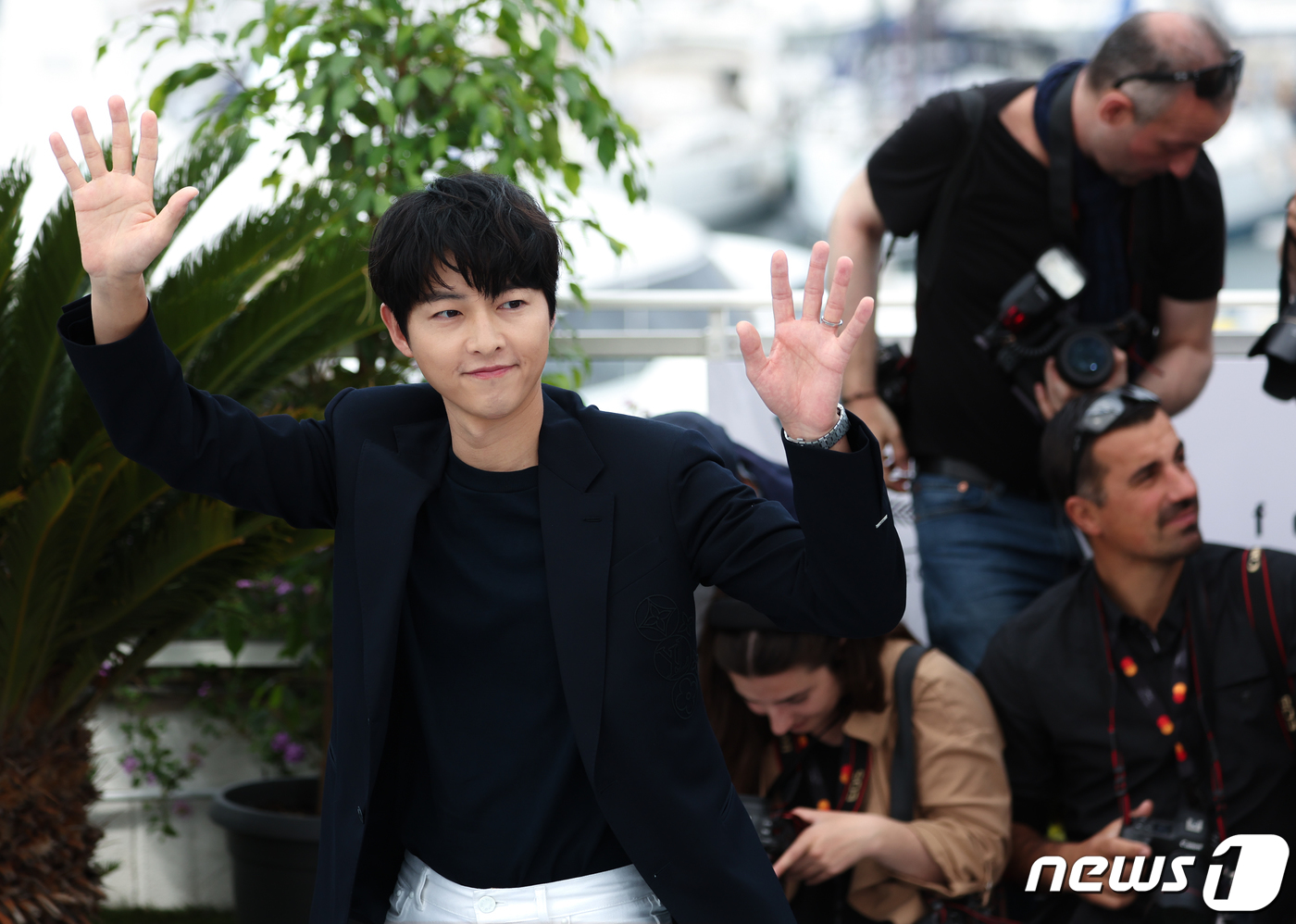 (칸=뉴스1) 이준성 기자 = 제 76회 칸 국제영화제 ‘주목할 만한 시선’에 초청된 영화 ‘화란’ 송중기가 25일(현지시간) 프랑스 남부 칸 ‘팔레 데 페스티발’(Palais d …