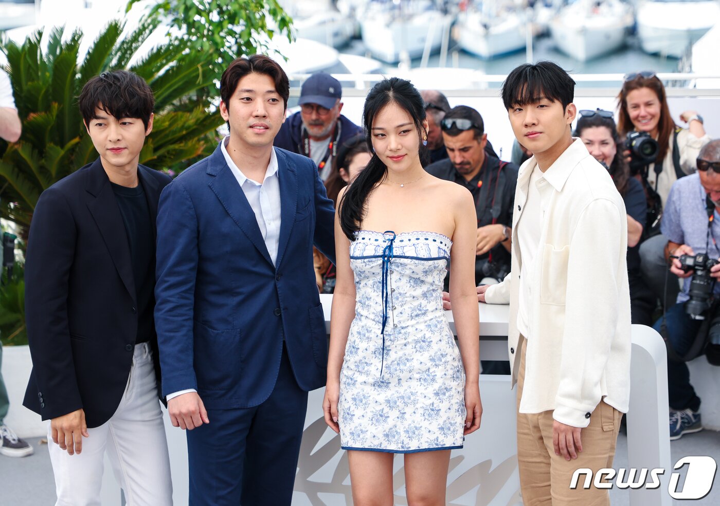 본문 이미지 - 제 76회 칸 국제영화제 ‘주목할 만한 시선’에 초청된 영화 ‘화란’의 김창훈 감독(왼쪽 두번쨰)과 배우 송중기, 김형서(비비), 홍사빈이 25일(현지시간) 프랑스 남부 칸 ‘팔레 데 페스티발’(Palais des Festival)에서 열린 포토콜 행사에 참석해 포즈를 취하고 있다. 2023.5.25/뉴스1 ⓒ News1 이준성 기자