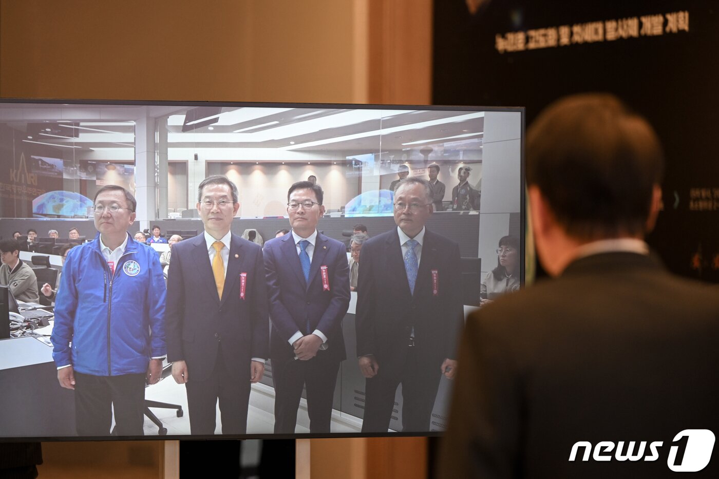 본문 이미지 - 윤석열 대통령이 25일 용산 대통령실 청사에서 열린 한국형 우주발사체 누리호&#40;KSLV-Ⅱ&#41; 3차 발사 행사에서 나로우주센터와 영상통화를 하며 격려하고 있다. 스크린 화면 왼쪽부터 고정환 한국형발사체고도화사업단장, 이종호 과학기술정보통신부 장관, 손재일 한화에어로스페이스 대표이사, 이상률 항공우주연구원장. &#40;대통령실 제공&#41; 2023.5.25/뉴스1 ⓒ News1 오대일 기자