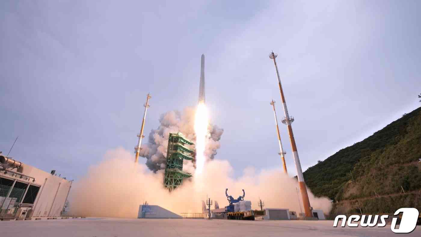 한국형 우주발사체 누리호(KSLV-Ⅱ)가 25일 오후 전남 고흥군 나로우주센터에서 발사되고 있다. (항공우주연구원 제공) 2023.5.25/뉴스1 © News1 장수영 기자