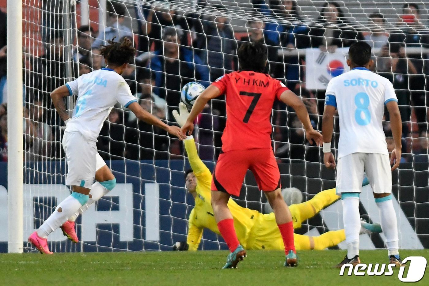 본문 이미지 - 페널티킥으로 선제골을 허용한 한국 ⓒ AFP=뉴스1