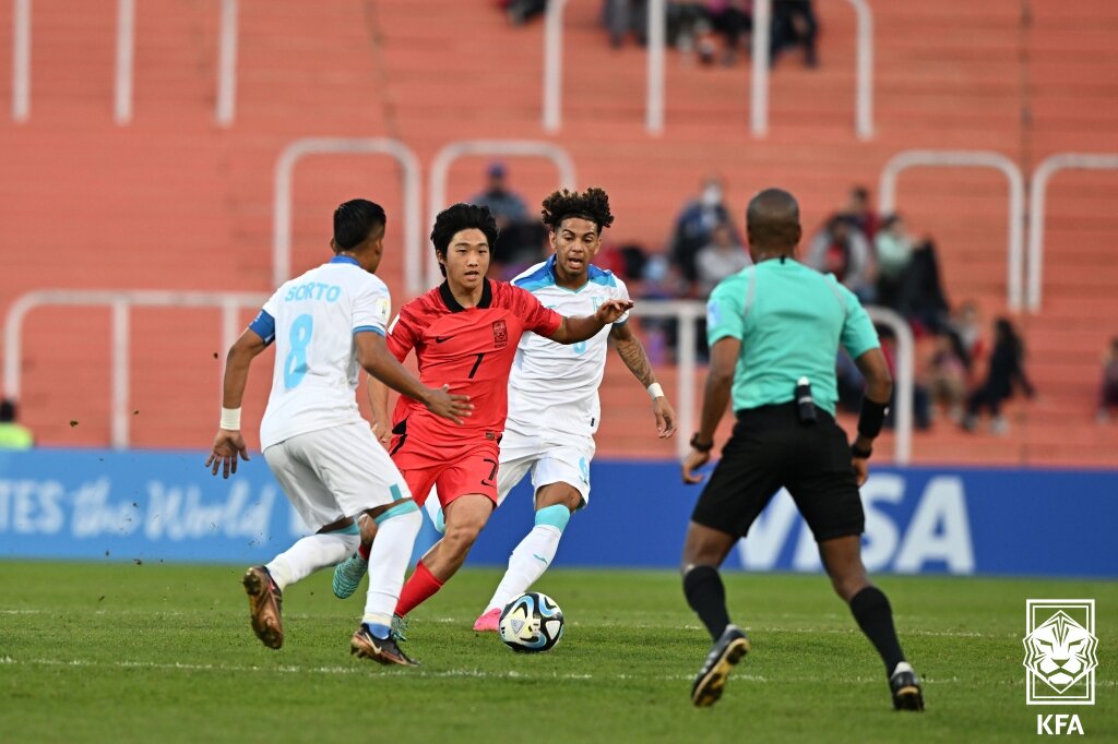 본문 이미지 - 26일(한국시간) 아르헨티나 에스타디오 말비나스 아르헨티나스 경기장서 열린 온두라스와의 2023 국제축구연맹(FIFA) U20 월드컵 F조 조별리그 2차전에서 대한민국 김용학이 돌파하고 있다. (대한축구협회 제공) 2023.5.26/뉴스1