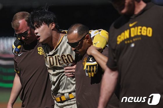 샌디에이고 파드리스의 김하성(가운데)이 26일(한국시간) 열린 메이저리그 워싱턴 내셔널스전에서 2회초 자신이 친 파울 타구에 왼쪽 무릎을 맞았다. 극심한 통증을 호소한 김하성은 곧바로 대타 브랜든 딕슨과 교체됐다. © AFP=뉴스1