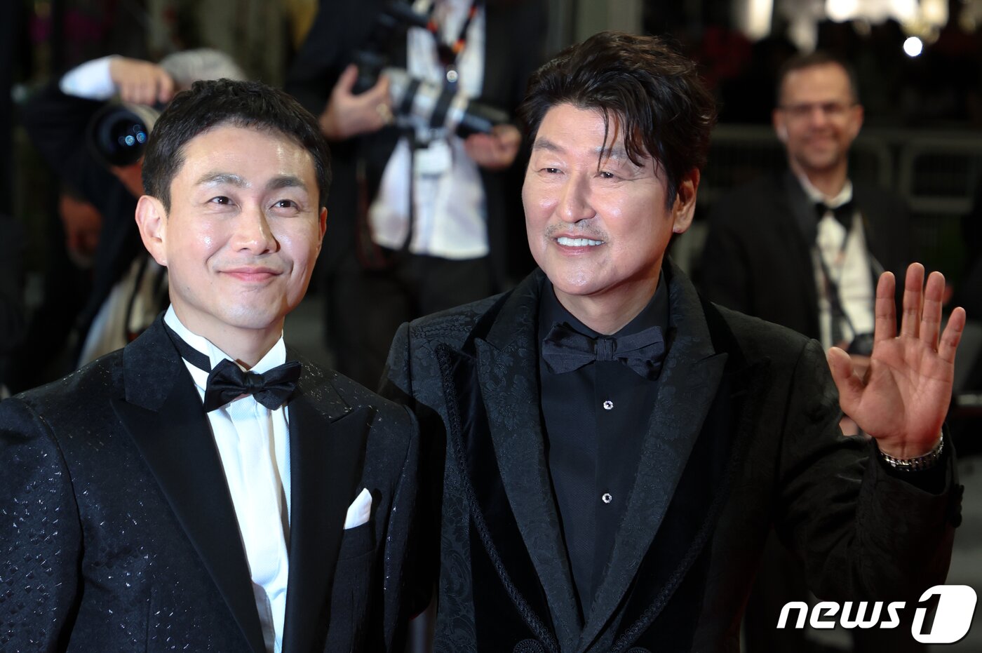 본문 이미지 - 25일 오후(현지시간) 프랑스 남부 칸 팔레 데 페스티발(Palais des Festival) 뤼미에르 대극장에서 열린 제76회 칸 국제영화제 비경쟁 부문 초청작 ‘거미집’ 시사회에서 배우  오정세와 송강호가 레드 카펫에 오르고 있다. 2023.5.26/뉴스1 ⓒ News1 이준성 기자