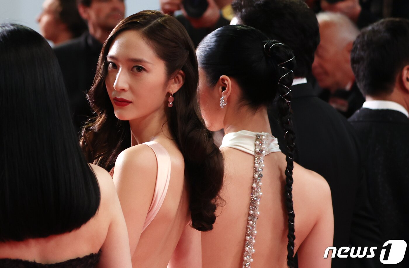 본문 이미지 - 25일 오후(현지시간) 프랑스 남부 칸 팔레 데 페스티발(Palais des Festival) 뤼미에르 대극장에서 열린 제76회 칸 국제영화제 비경쟁 부문 초청작 ‘거미집’ 시사회에서 배우 전여빈과 정수정(크리스탈)이 레드 카펫에 오르고 있다. 2023.5.26/뉴스1 ⓒ News1 이준성 기자