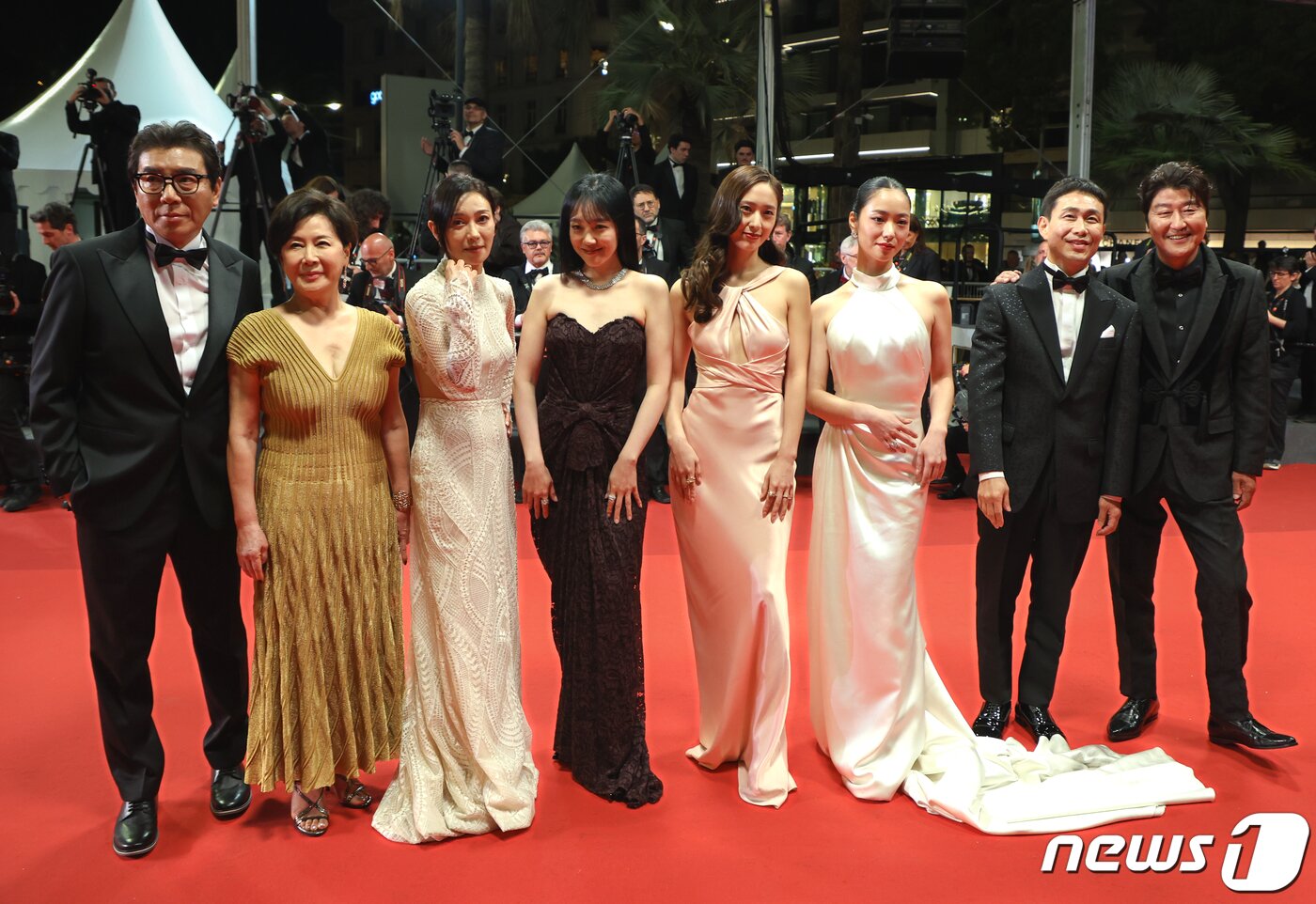본문 이미지 - 25일 오후(현지시간) 프랑스 남부 칸 팔레 데 페스티발(Palais des Festival) 뤼미에르 대극장에서 열린 제76회 칸 국제영화제 비경쟁 부문 초청작 ‘거미집’ 시사회에서 김지운 감독과 출연진들이 레드 카펫에 오르고 있다. 2023.5.26/뉴스1 ⓒ News1 이준성 기자