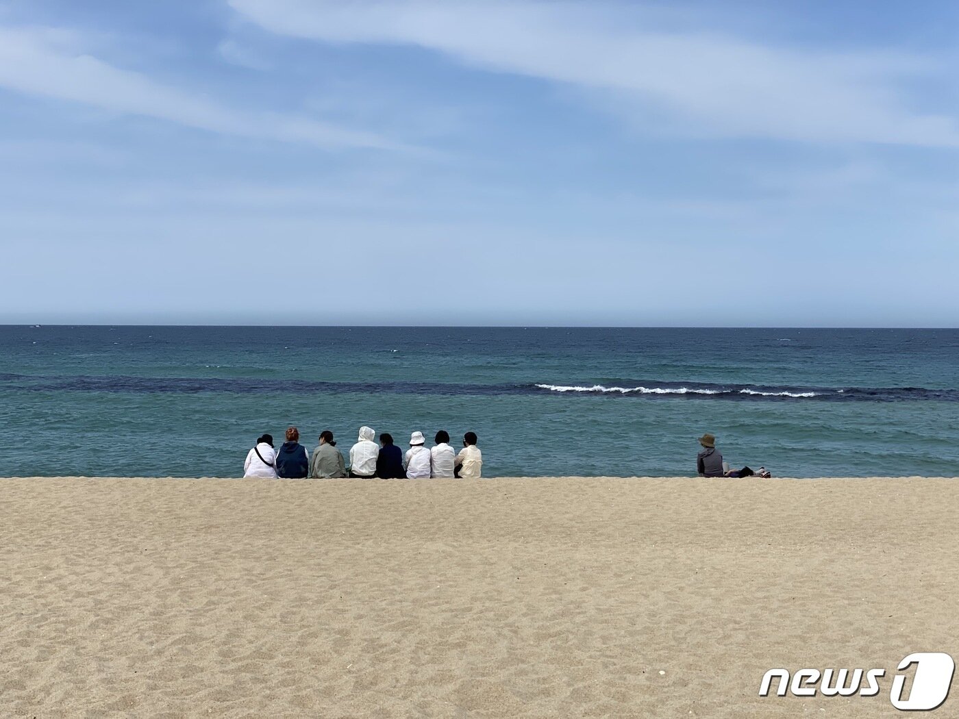 본문 이미지 - 워케이션 사무실에서 30초만 걸어나가면 강릉 안목해변 풍경이 펼쳐진다. 2023.5.24/뉴스1 ⓒ News1 이기범 기자