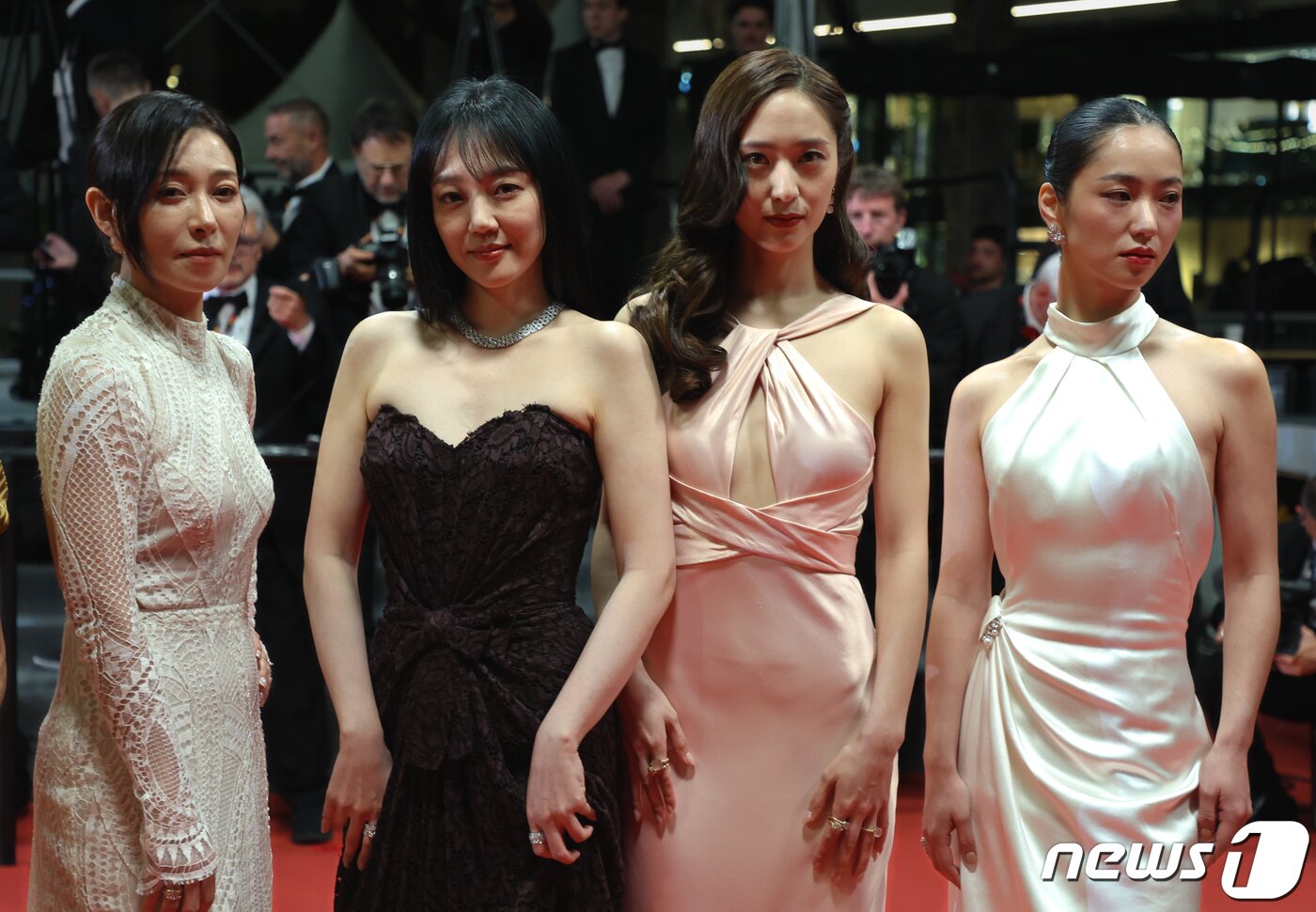 본문 이미지 - 25일 오후(현지시간) 프랑스 남부 칸 팔레 데 페스티발(Palais des Festival) 뤼미에르 대극장에서 열린 제76회 칸 국제영화제 비경쟁 부문 초청작 ‘거미집’ 시사회에서 배우 장영남, 임수정, 정수정, 전여빈이 레드 카펫에 오르고 있다. 2023.5.26/뉴스1 ⓒ News1 이준성 기자