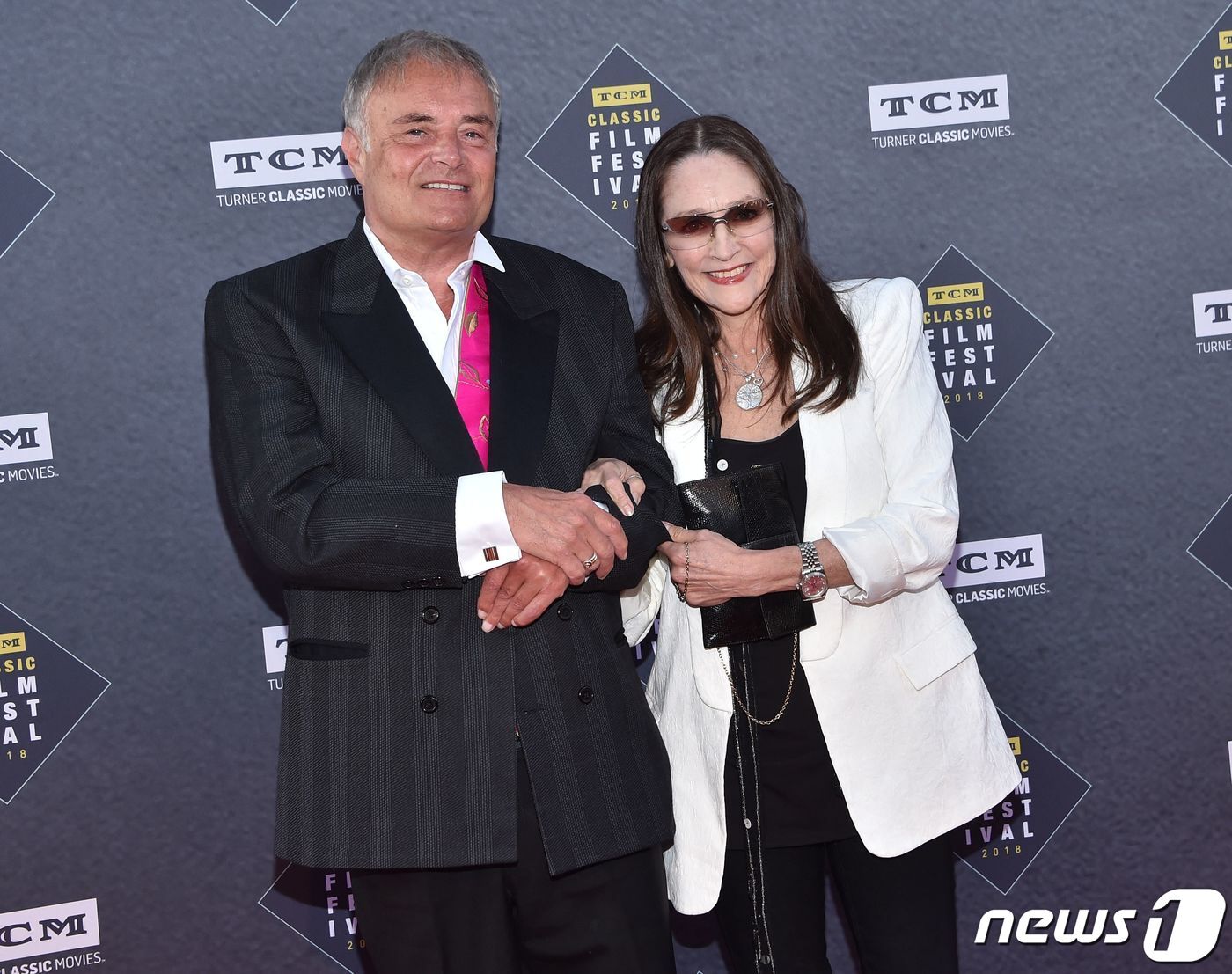 본문 이미지 - 미국 캘리포니아 할리우드 TCL 클래식 영화제 개막 50주년 기념 행사에서 배우 레오나드 위팅(좌)과 올리비아 핫세(우)가 포즈를 취하고 있다. 두 사람은 영화 '로미오와 줄리엣'(1968)에서 각각 로미오와 줄리엣 역을 맡았다. 2018.04.26/ ⓒ AFP=뉴스1 ⓒ News1 권진영 기자