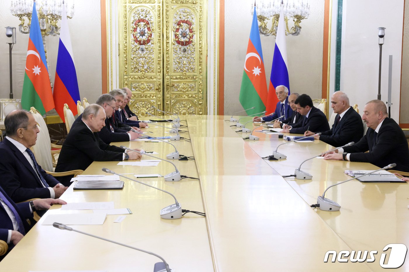 본문 이미지 - 블라디미르 푸틴 러시아 대통령이 지난 5월25일&#40;현지시간&#41; 러시아 모스크바 크렘린궁에서 열린 유라시아 경제연합 정상회의 중 일함 알리예프 아제르바이잔 대통령과 회담을 하고 있다. 2023.5.26 ⓒ 로이터=뉴스1 ⓒ News1 우동명 기자