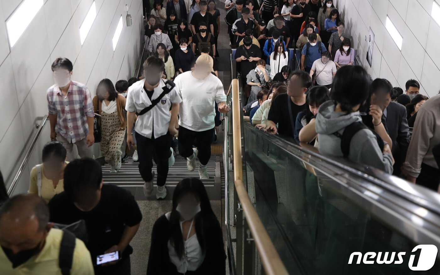 본문 이미지 - 지난 5월 26일 김포공항역에서 내린 시민들이 환승을 위해 이동하고 있다. 2023.5.26/뉴스1 ⓒ News1 정진욱 기자