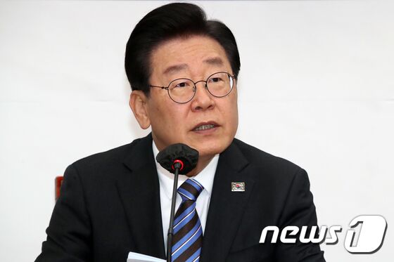 이재명 더불어민주당 대표가 26일 오전 서울 여의도 국회에서 열린 최고위원회의에서 모두발언을 하고 있다. 2023.5.26/뉴스1 © News1 황기선 기자