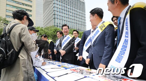 이재명 더불어민주당 대표가 26일 서울 광화문광장 이순신 동상 앞에서 열린 후쿠시마 원전 오염수 해양투기 및 수산물 수입 반대 국민서명운동 발대식에서 시민들의 서명 동참을 독려하고 있다. 2023.5.26/뉴스1 © News1 허경 기자