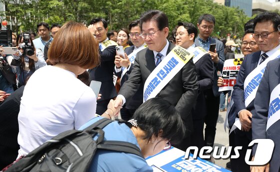 이재명 더불어민주당 대표가 26일 서울 광화문광장 이순신 동상 앞에서 열린 후쿠시마 원전 오염수 해양투기 및 수산물 수입 반대 국민서명운동 발대식에서 시민들의 서명 동참을 독려하고 있다. 2023.5.26/뉴스1 © News1 허경 기자