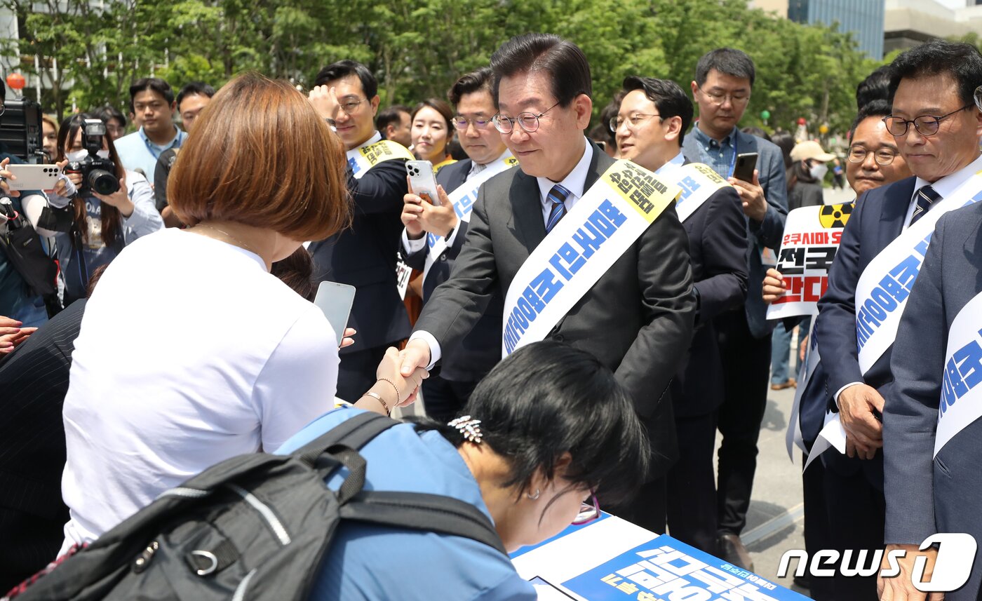 이재명 더불어민주당 대표가 26일 서울 광화문광장 이순신 동상 앞에서 열린 후쿠시마 원전 오염수 해양투기 및 수산물 수입 반대 국민서명운동 발대식에서 시민들의 서명 동참을 독려하고 있다. 2023.5.26/뉴스1 ⓒ News1 허경 기자