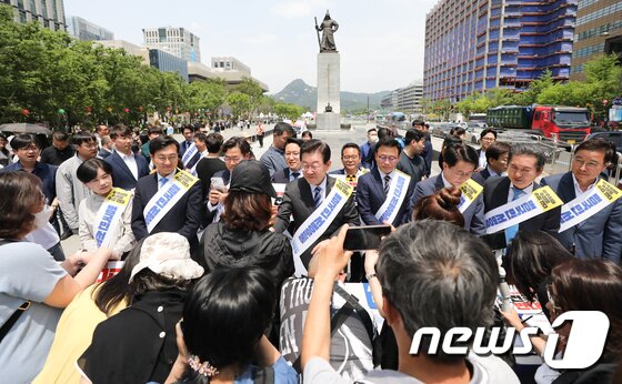 이재명 더불어민주당 대표가 26일 서울 광화문광장 이순신 동상 앞에서 열린 후쿠시마 원전 오염수 해양투기 및 수산물 수입 반대 국민서명운동 발대식에서 시민들의 서명 동참을 독려하고 있다. 2023.5.26/뉴스1 © News1 허경 기자