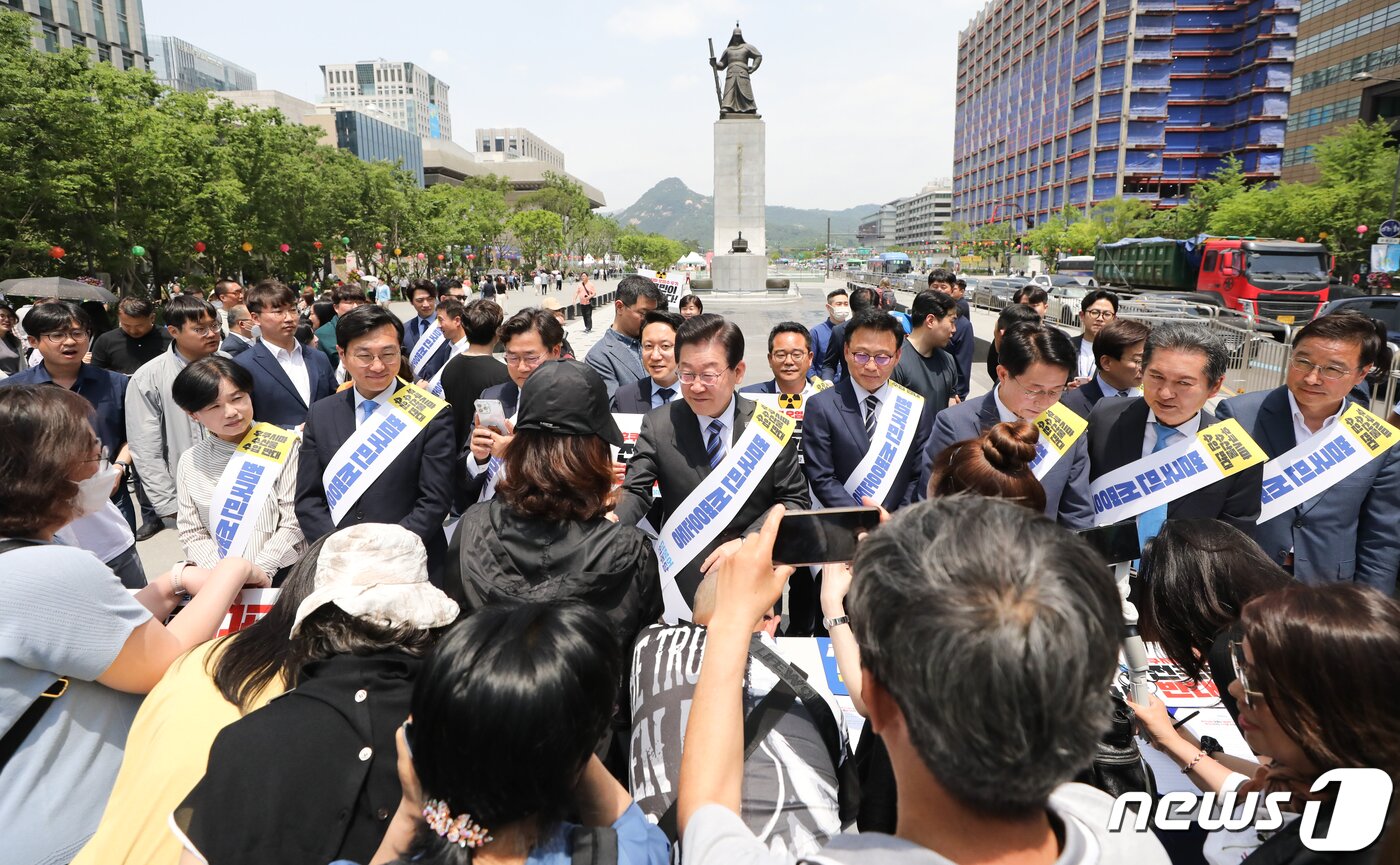 이재명 더불어민주당 대표가 26일 서울 광화문광장 이순신 동상 앞에서 열린 후쿠시마 원전 오염수 해양투기 및 수산물 수입 반대 국민서명운동 발대식에서 시민들의 서명 동참을 독려하고 있다. 2023.5.26/뉴스1 ⓒ News1 허경 기자