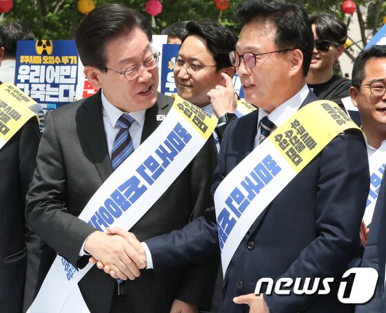 이재명 더불어민주당 대표와 박광온 원내대표가 26일 서울 광화문광장 이순신 동상 앞에서 열린 후쿠시마 원전 오염수 해양투기 및 수산물 수입 반대 국민서명운동 발대식에서 인사하고 있다. 2023.5.26/뉴스1 © News1 허경 기자