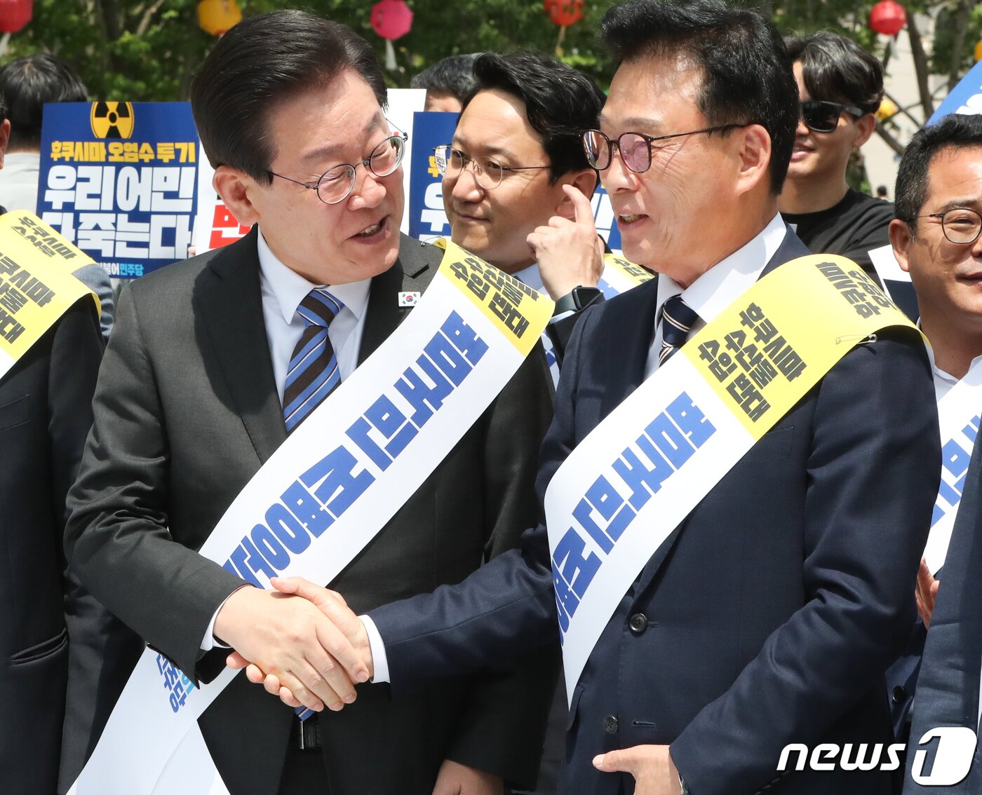 본문 이미지 - 이재명 더불어민주당 대표와 박광온 원내대표가 26일 서울 광화문광장 이순신 동상 앞에서 열린 후쿠시마 원전 오염수 해양투기 및 수산물 수입 반대 국민서명운동 발대식에서 인사하고 있다. 2023.5.26/뉴스1 ⓒ News1 허경 기자