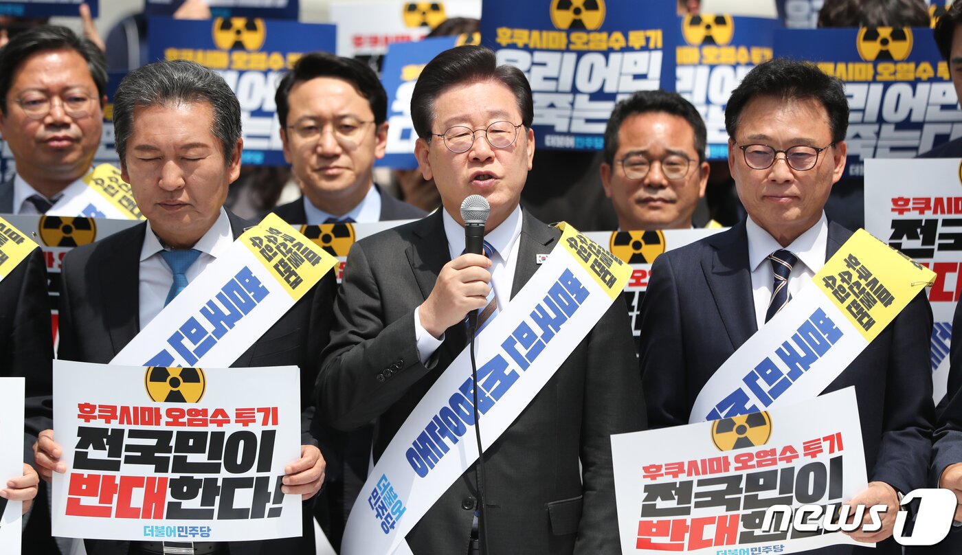 본문 이미지 - 이재명 더불어민주당 대표가 26일 서울 광화문광장 이순신 동상 앞에서 열린 후쿠시마 원전 오염수 해양투기 및 수산물 수입 반대 국민서명운동 발대식에서 규탄 발언을 하고 있다. 2023.5.26/뉴스1 ⓒ News1 허경 기자