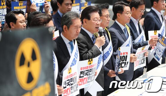 이재명 더불어민주당 대표가 26일 서울 광화문광장 이순신 동상 앞에서 열린 후쿠시마 원전 오염수 해양투기 및 수산물 수입 반대 국민서명운동 발대식에서 규탄 발언을 하고 있다. 2023.5.26/뉴스1 © News1 허경 기자