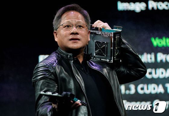 젠슨 황 엔비디아 CEO가 2018년 CES에서 강연하고 있는 모습. © 로이터=뉴스1 © News1 박형기 기자