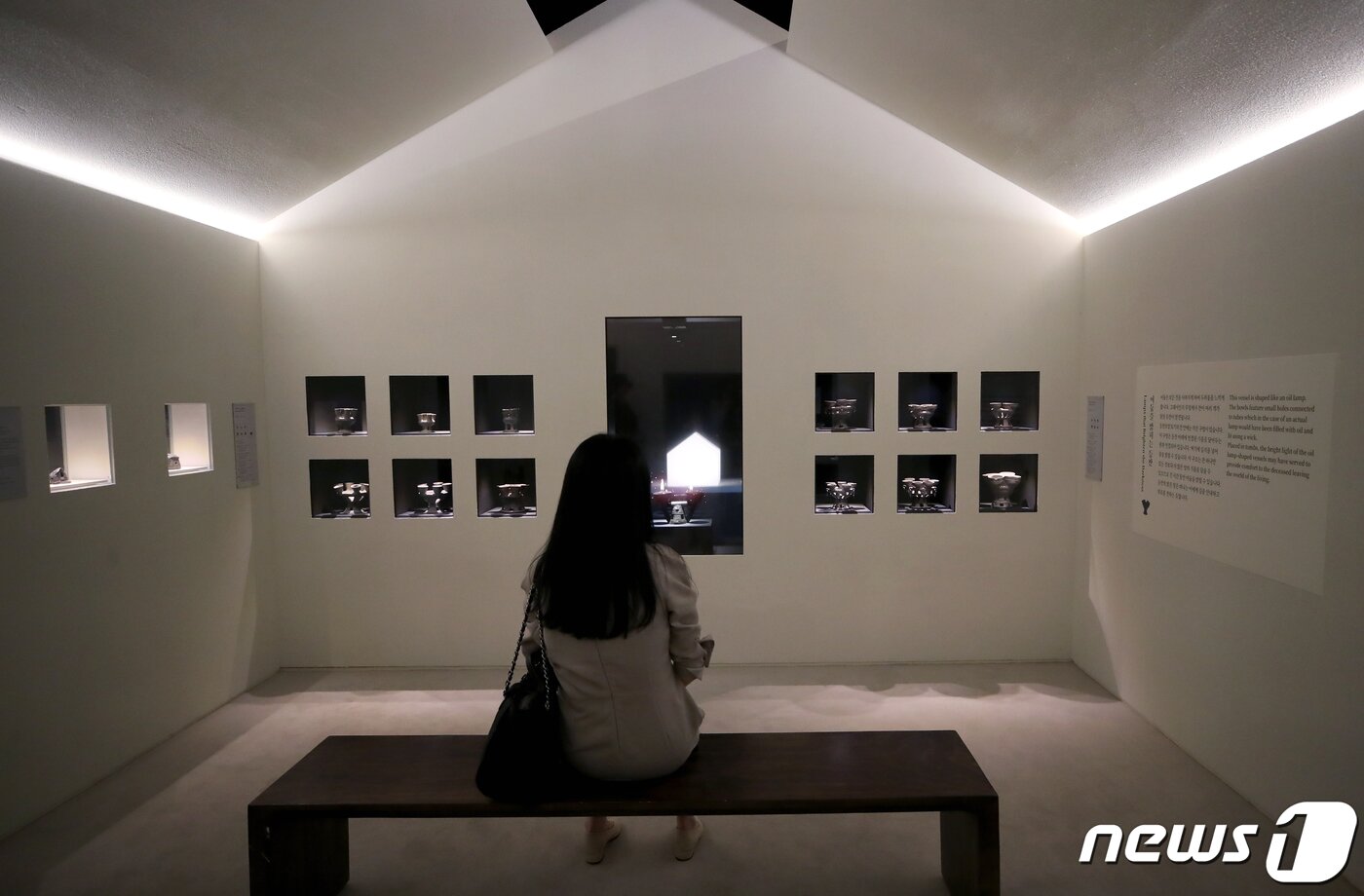 본문 이미지 - 서울 용산구 국립중앙박물관에서 열린 ‘영원한 여정, 특별한 동행’ 특별전을 찾은 관람객이 토기를 살펴보고 있는 모습.2023.5.26/뉴스1 ⓒ News1 