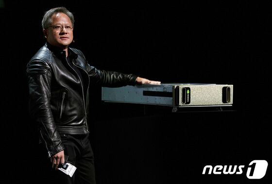 젠슨 황 엔비디아 CEO가 CES에서 자사 슈퍼컴퓨터를 선보이고 있다. © 로이터=뉴스1 © News1 박형기 기자